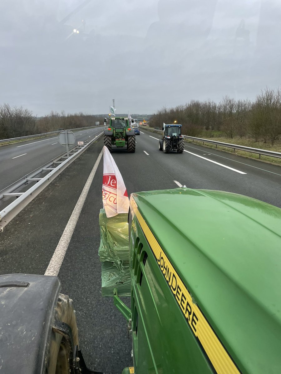 FDSEA49's tweet photo. 🚨 On marche sur la tête ! 🚨Nouvelle journée de mobilisation avec les @JeunesAgri49 Départ de Beaulieu de notre convoi d’agricultrices et d’agricultreurs 👩‍🌾👨‍🌾 #onmarchesurlatete #agrisouspression #OnVousNourrit #maineetloire #agriculture https://t.co/3vgruSPb97