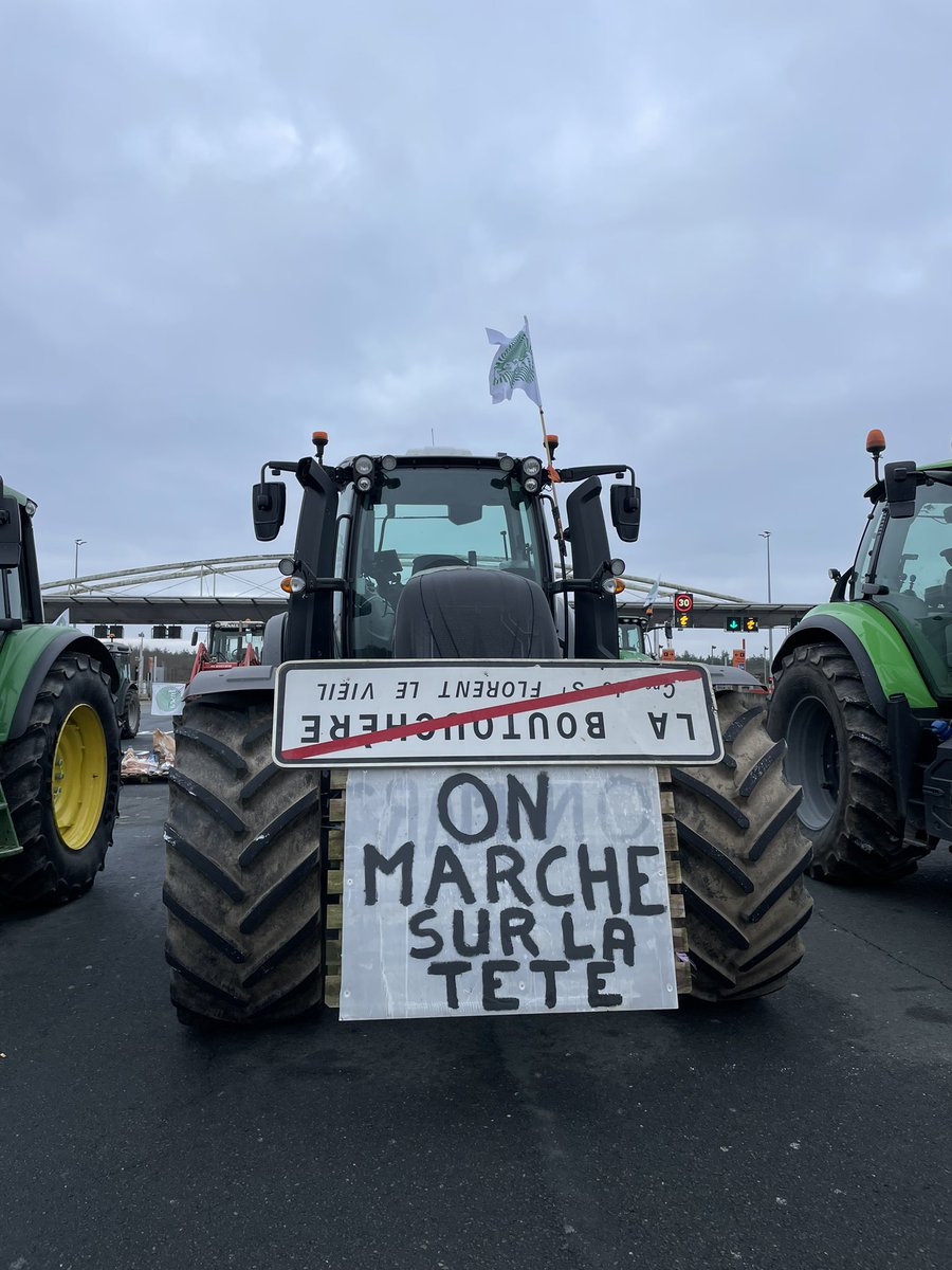 FDSEA49's tweet photo. 🚨 On marche sur la tête ! 🚨Nouvelle journée de mobilisation avec les @JeunesAgri49 Départ de Beaulieu de notre convoi d’agricultrices et d’agricultreurs 👩‍🌾👨‍🌾 #onmarchesurlatete #agrisouspression #OnVousNourrit #maineetloire #agriculture https://t.co/3vgruSPb97