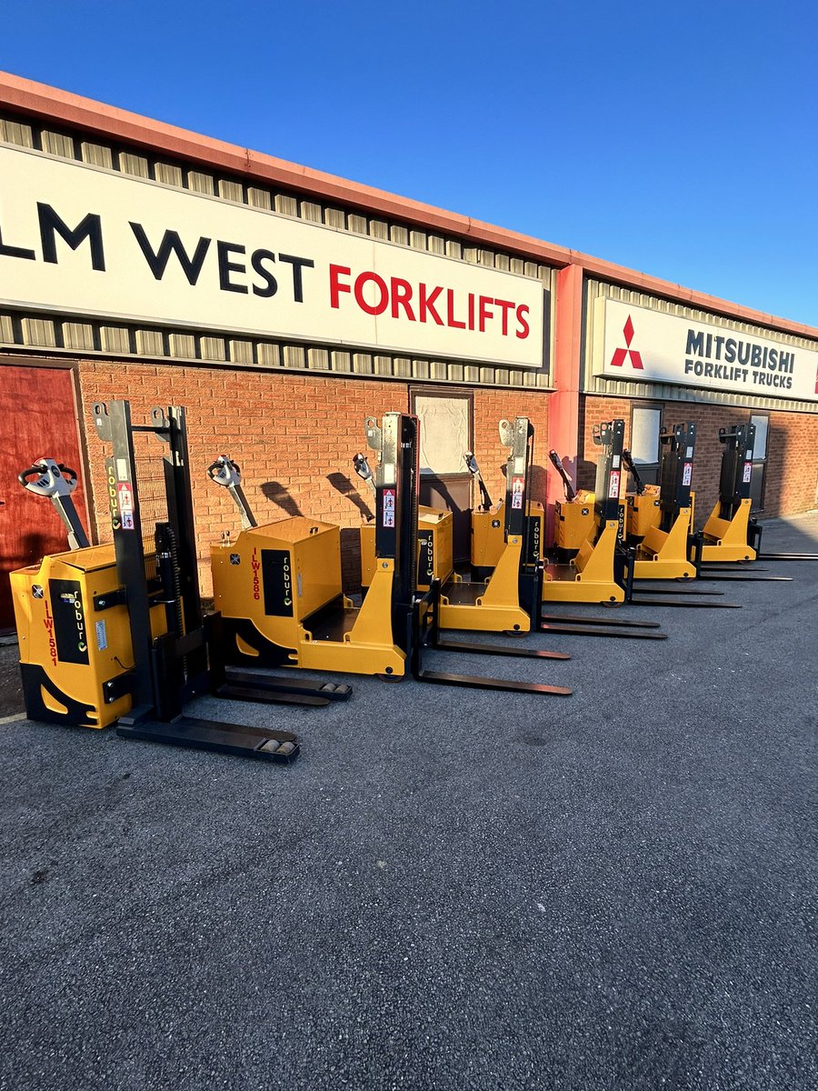 🤩 NEW 🤩
💛 Take a look at these new sparkling ROBUR stacker machines.
8 of these beauty’s hit the customers site last week. 
The customer wanted to move away from standard ride on forklifts to pedestrian walk behind.
We worked together to find a solution that worked ✅