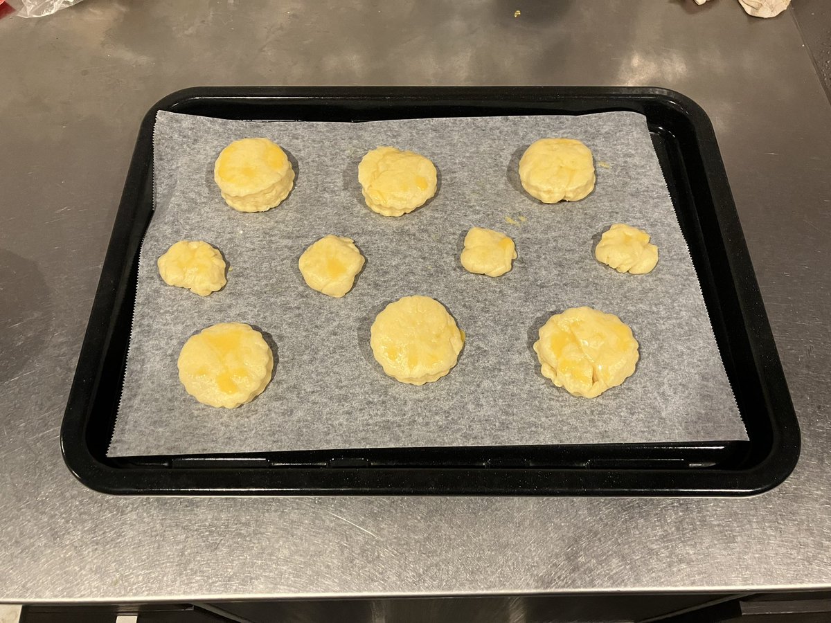 e_chai's tweet photo. 最近スコーンが好き過ぎてついにお家で作ってみた。
初めてにしては上出来でした😋結簡単で美味しかったー🍪

4枚目の写真は私が1番大好きなお店のスコーンなんだけど、ここの味目指してまた作ってみよー。イメージはサクサクな感じ。YouTube様様です、美味しいレシピをありがとうでした👩🏻‍🍳 https://t.co/0xzYaoB47R