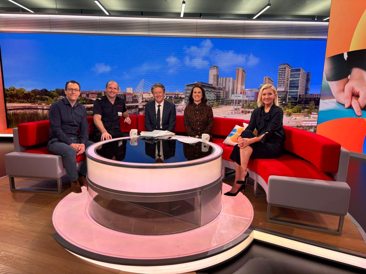 TheBHF's tweet image. Nearly half of UK adults (43%) have never learnt CPR.
 
Thanks @BBCBreakfast for helping us tell the nation about the importance of the lifesaving skill.
 
Learn CPR in 15 mins with our free tool RevivR. All you need is a phone and a cushion. bhf.org.uk/revivr

#HeartMonth