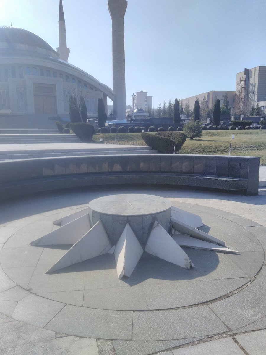 Kent düşmanları, Ahmet Hamdi Akseki camiin oradaki güneş saatinin metalini çalmışlar.