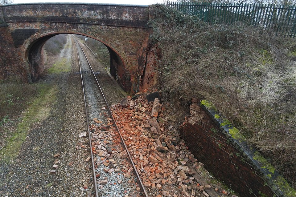 We’ve made four recommendations after a train stuck rubble from a collapsed wing wall at Yarnton near Hanborough, Oxfordshire, 10 February 2023. Read the full investigation report at gov.uk/government/new… #Oxfordshire #Yarnton