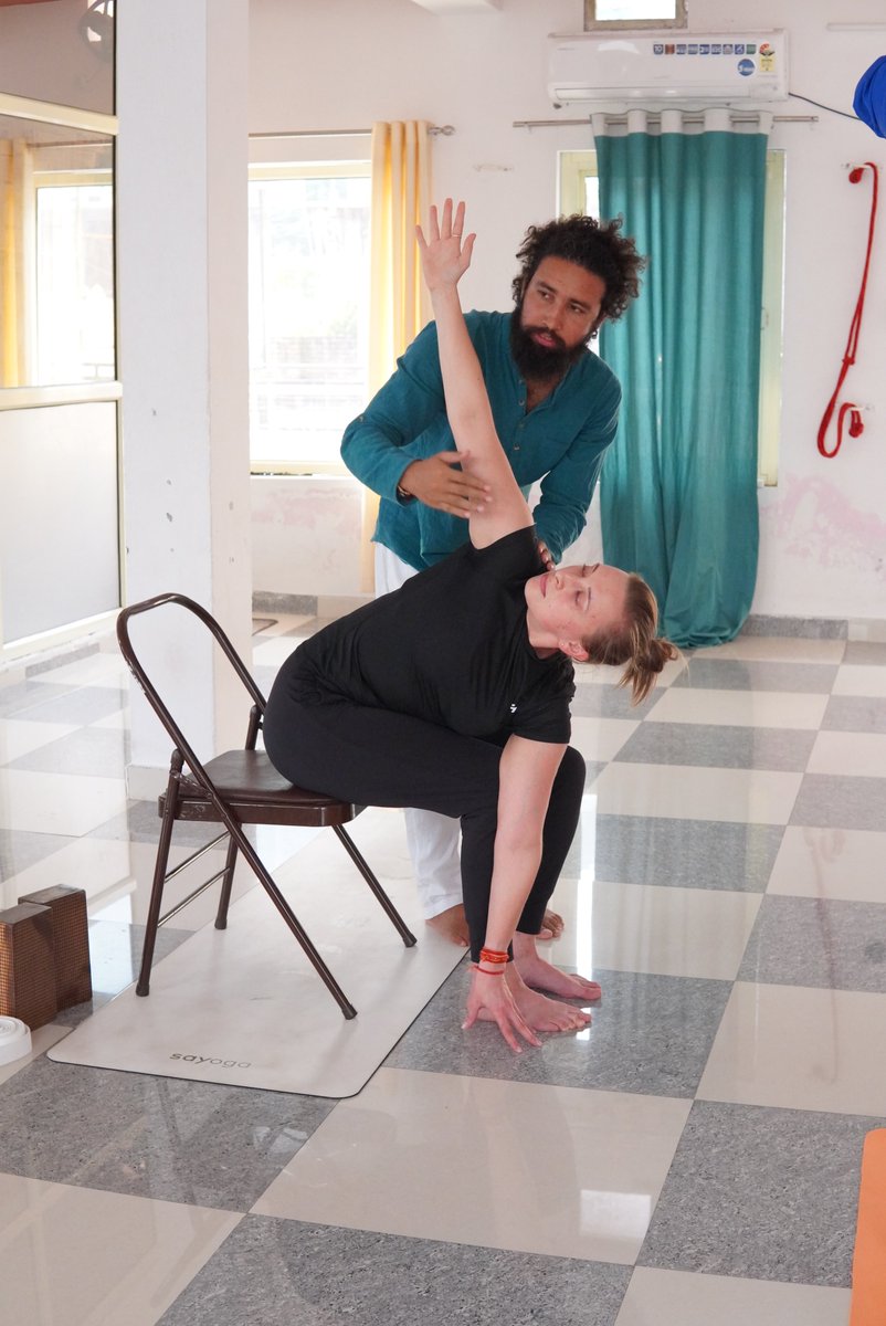hareramayoga's tweet photo. Ashtanga Vinyasa is a dynamic form of yoga that synchronizes breath with a progressive series of poses. Its rhythmic flow builds strength, flexibility, and mental focus, offering a holistic practice for practitioners. #yoga #rishikesh #yogateachertraining https://t.co/BF4FnpV6nh https://t.co/vNuyaKJW48