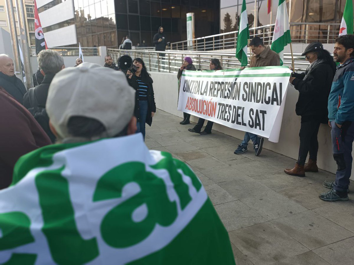 AdelanteAND's tweet photo. ‼️ A las 3 del SAT la Junta les pide 5 años de cárcel por defender sus derechos laborales.
Estamos en el juzgado apoyándoles ante este atropello.
¡Basta ya de represión sindical!
#Absolución3delSAT https://t.co/UONqCgV3Kk
