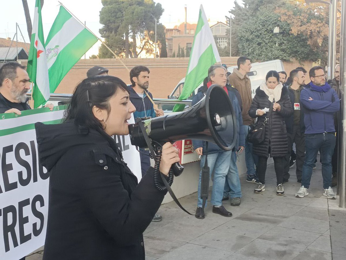 AdelanteAND's tweet photo. ‼️ A las 3 del SAT la Junta les pide 5 años de cárcel por defender sus derechos laborales.
Estamos en el juzgado apoyándoles ante este atropello.
¡Basta ya de represión sindical!
#Absolución3delSAT https://t.co/UONqCgV3Kk