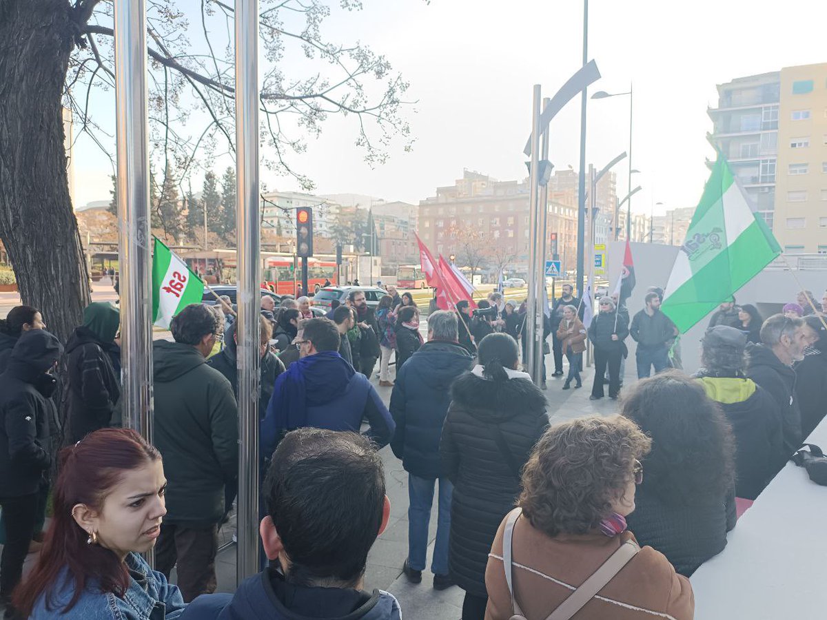AdelanteAND's tweet photo. ‼️ A las 3 del SAT la Junta les pide 5 años de cárcel por defender sus derechos laborales.
Estamos en el juzgado apoyándoles ante este atropello.
¡Basta ya de represión sindical!
#Absolución3delSAT https://t.co/UONqCgV3Kk