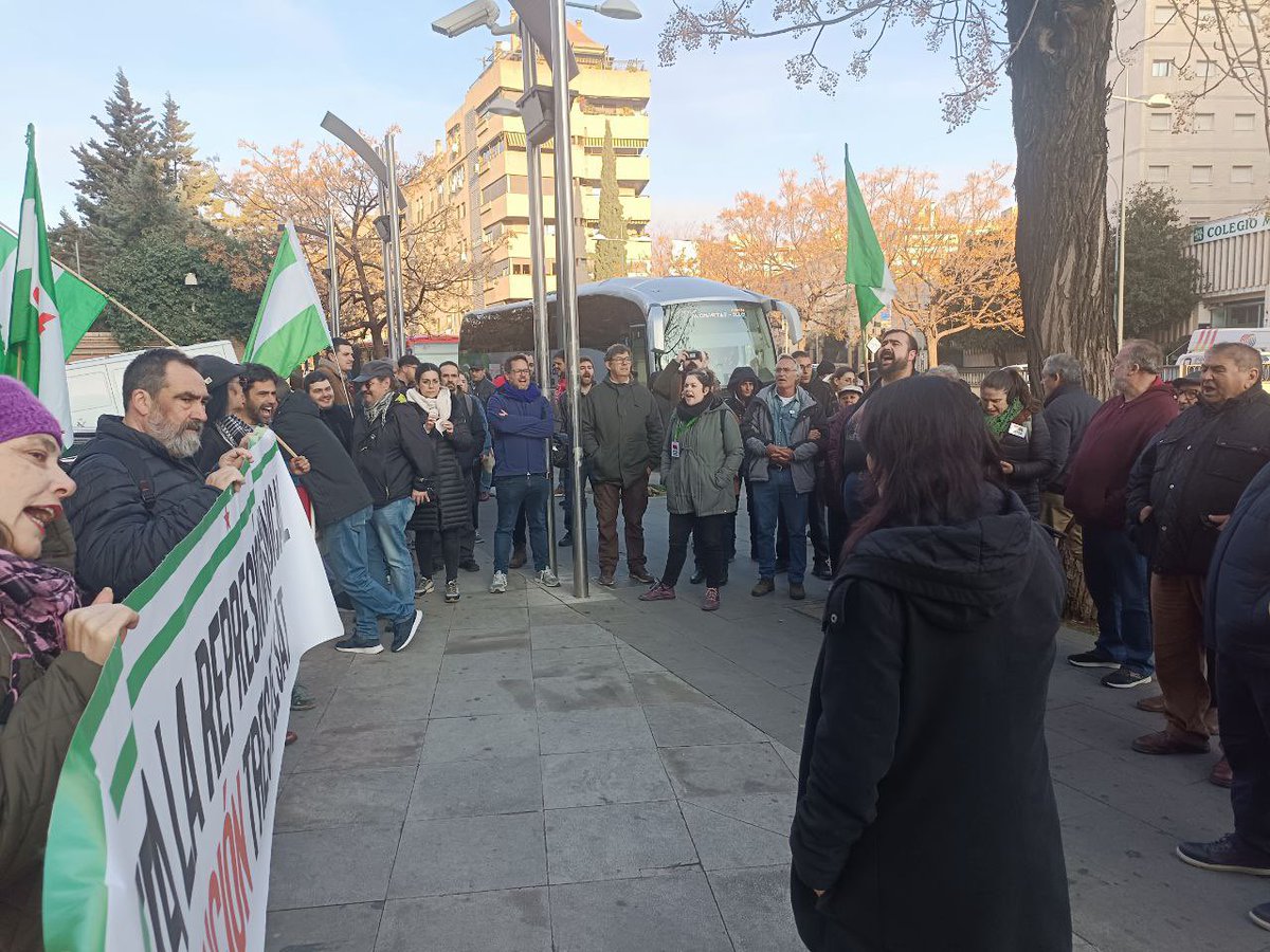 AdelanteAND's tweet photo. ‼️ A las 3 del SAT la Junta les pide 5 años de cárcel por defender sus derechos laborales.
Estamos en el juzgado apoyándoles ante este atropello.
¡Basta ya de represión sindical!
#Absolución3delSAT https://t.co/UONqCgV3Kk