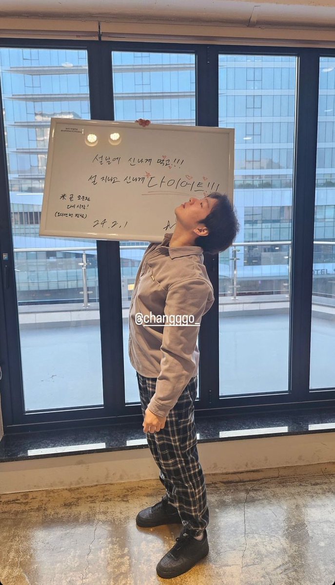 이창섭 대표님 오늘도 출근 완🫶🏻
내일은 뮤지컬 배우로 열일 👣
구리 공듀 점점 이뻐지네 🤎🐶
#비투비 #이창섭