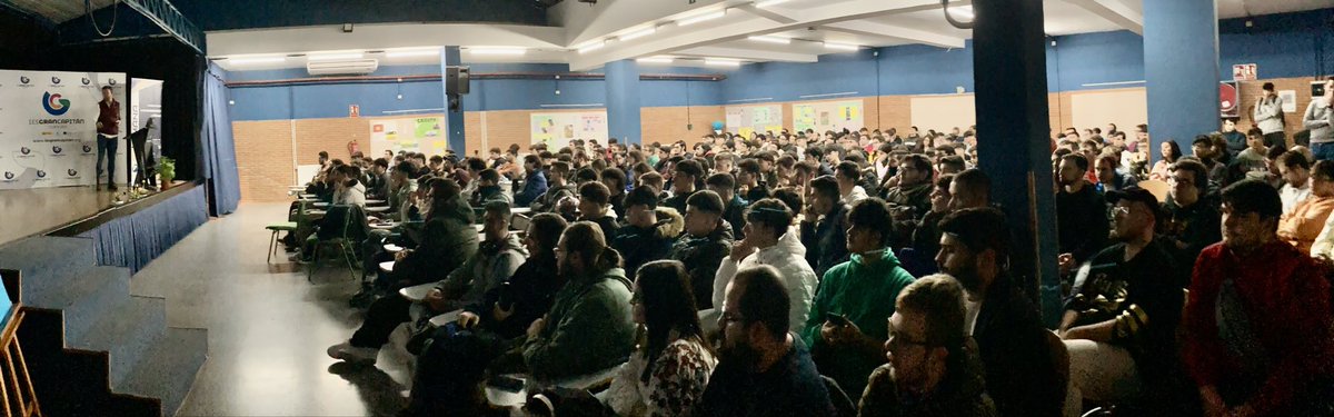 manolitotic's tweet photo. Arranca el jueves de la #Sysmana2024 y no cabe ni un alfiler en el salón de actos del @ies_grancapitan escuchando a @eduSatoe hablar sobre #IA y #cibercrimen https://t.co/RcBP3E7AFs