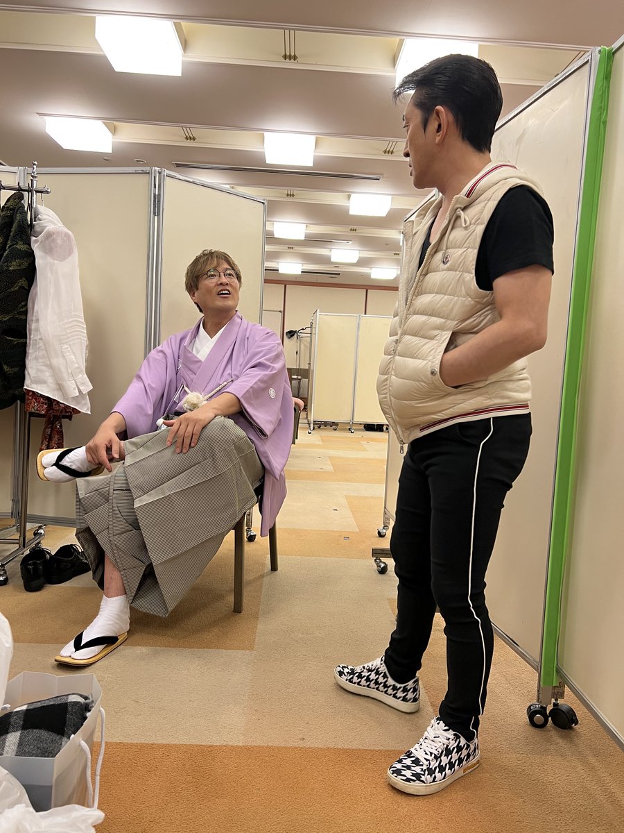 CRcrownland's tweet photo. こうへいさんがおおきくみえるでしょ😊

純烈の楽屋に遊びに来てくれた
#福田こうへい 

#純烈
#酒井一圭 
#和装リーダー

#2023年の思い出 https://t.co/QfDKdV6TJU