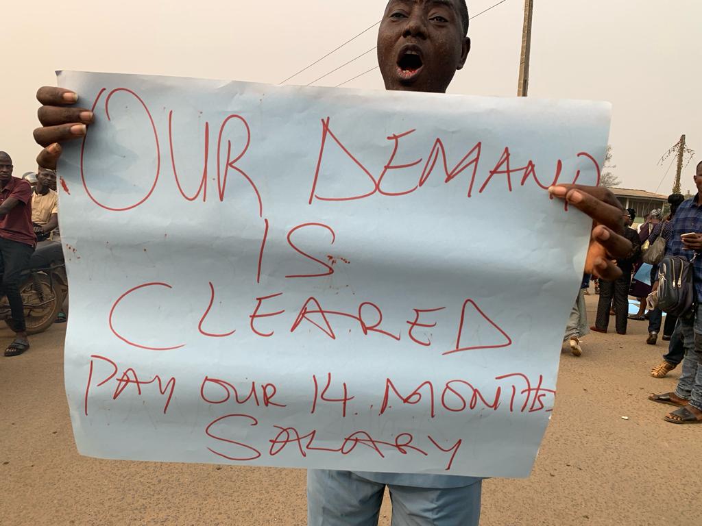 olasunmomi_1's tweet photo. On going protest at OAUTHC ILE IFE, FG &amp; OAUTHC sacked 1550 unpaid staff for over a year, this is not done any where in the world... Say no to dictatorship government.. the hardship is too much
#safeourjo
@instablog9ja @ruffydfire @mrmacaroni @muhammadpate
#protest https://t.co/F6hFUegMsL