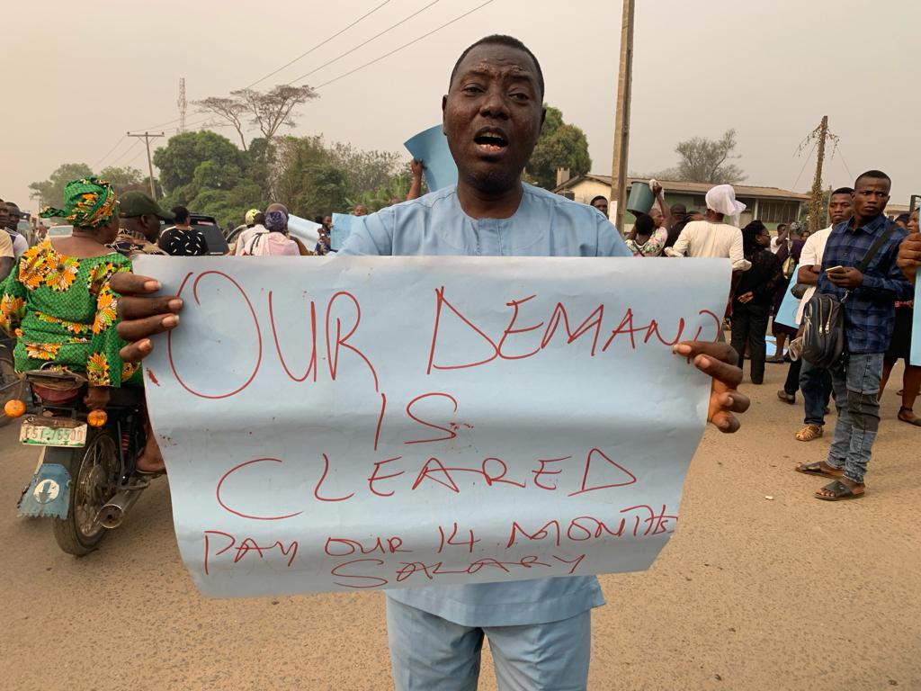 olasunmomi_1's tweet photo. On going protest at OAUTHC ILE IFE, FG &amp; OAUTHC sacked 1550 unpaid staff for over a year, this is not done any where in the world... Say no to dictatorship government.. the hardship is too much
#safeourjo
@instablog9ja @ruffydfire @mrmacaroni @muhammadpate
#protest https://t.co/F6hFUegMsL
