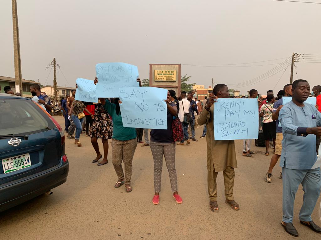 olasunmomi_1's tweet photo. On going protest at OAUTHC ILE IFE, FG &amp; OAUTHC sacked 1550 unpaid staff for over a year, this is not done any where in the world... Say no to dictatorship government.. the hardship is too much
#safeourjo
@instablog9ja @ruffydfire @mrmacaroni @muhammadpate
#protest https://t.co/F6hFUegMsL