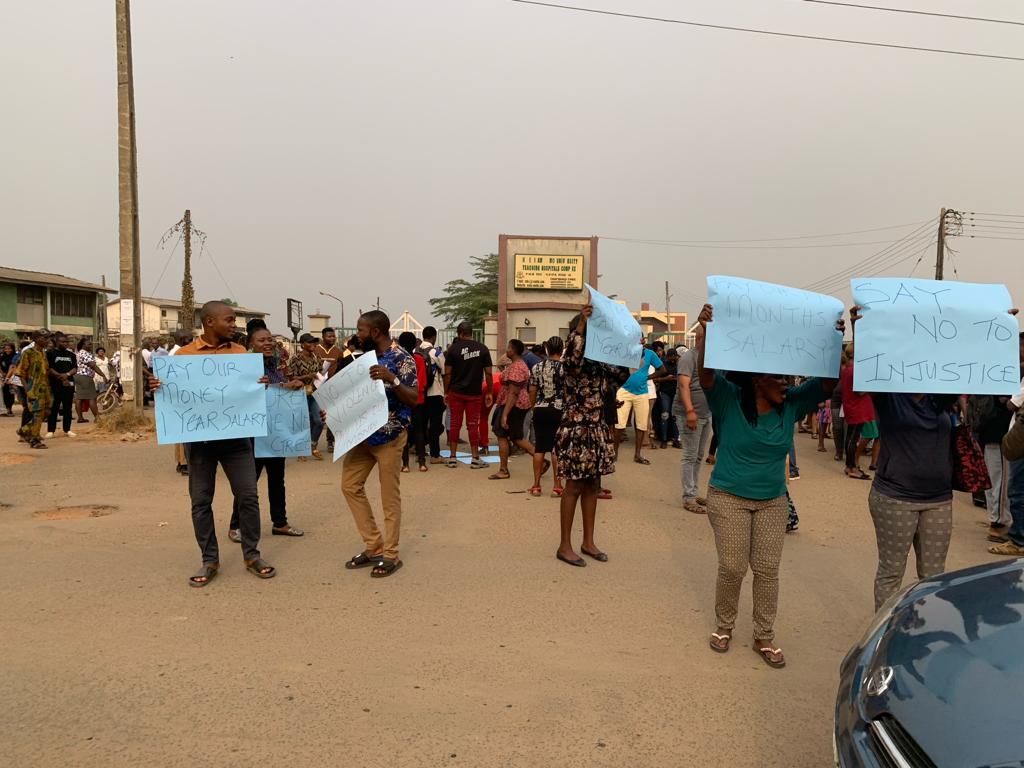 olasunmomi_1's tweet photo. On going protest at OAUTHC ILE IFE, FG &amp; OAUTHC sacked 1550 unpaid staff for over a year, this is not done any where in the world... Say no to dictatorship government.. the hardship is too much
#safeourjo
@instablog9ja @ruffydfire @mrmacaroni @muhammadpate
#protest https://t.co/F6hFUegMsL