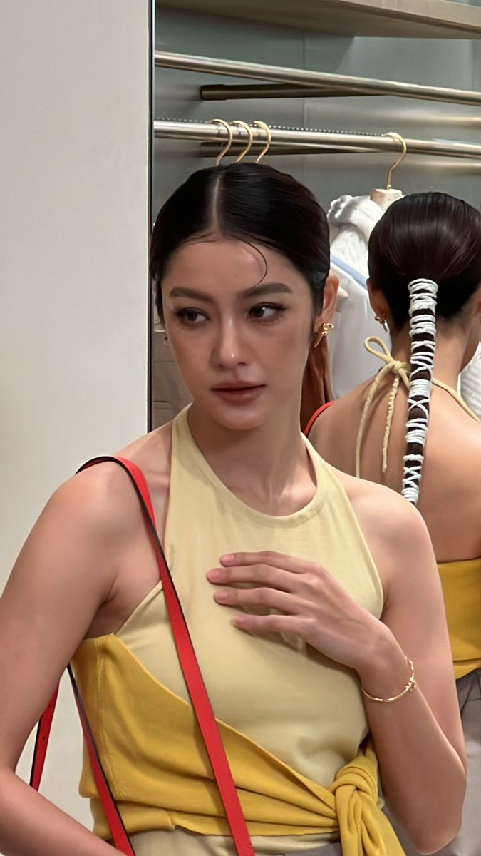 HelloMagTH's tweet photo. ส่องลุค น้ําตาล-ทิพนารี ณ บูติก FENDI
#HELLOMagazineThailand
#HELLOThUpdate
#HELLOFashion
#Namtantipnaree https://t.co/iYgOXO6krC