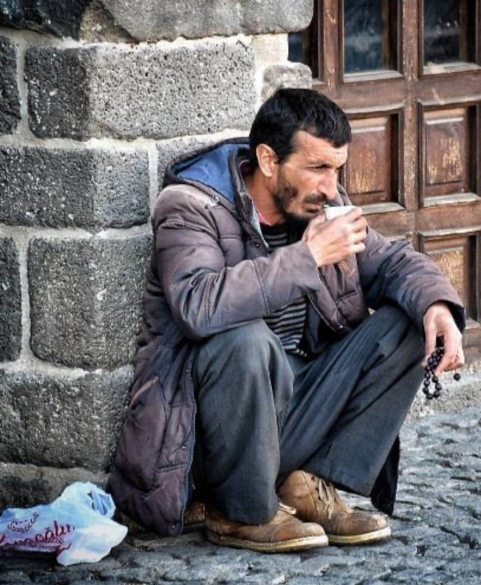 Kütüphaneler dolusu kitaplar bitiren sözde âlimlerin söyleyemediklerini, korkusuzca zalimlerin karşısında dile getiren bir adamdı...
Doğruyu söyleyenler hep susturuldu...
#ramazanhoca