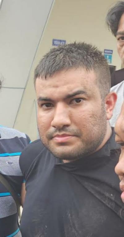 Berita random yg aku baca.

Polisi menangkap terduga pentolan kartel narkoba dan pemimpin salah satu gengster dari Meksiko, Roberto Sicarios Valdes di Terminal Nganjuk.

😱