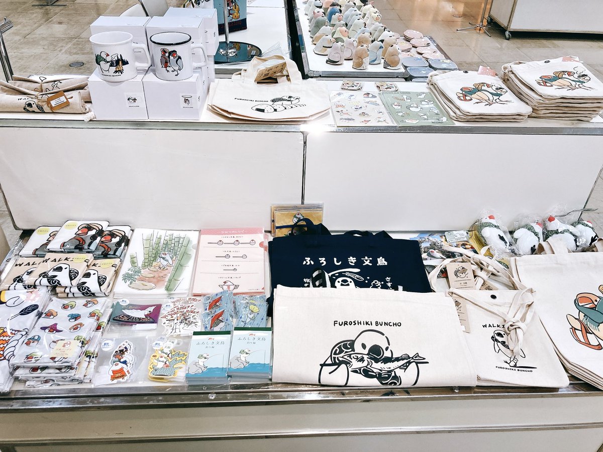 furoshikibuncho's tweet photo. 今日から開催の #ことりマーケット大阪 にふろしき文鳥グッズが並んでおります！

新作のランチトート、フロントボタンサコッシュ、ステッカーなどもございます🍙

期間：2/1（木）～2/6（火）午前10時〜午後7時

会場：京阪百貨店守口店　8階大催���場

#ことりマーケット #ふろしき文鳥 https://t.co/9szNh7U6Ma