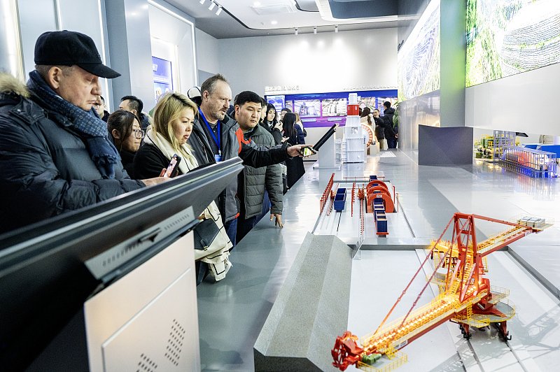 shoppinginCN1's tweet photo. 🤝The recent China-Russia economic and trade cooperation conference in #Shenyang, #Liaoning province, witnessed the signing of 55 deals valued at 13.6 billion yuan ($1.91 billion). The deals cover such sectors as cold-chain warehousing, financial services, and imports and exports. #foreigntrade