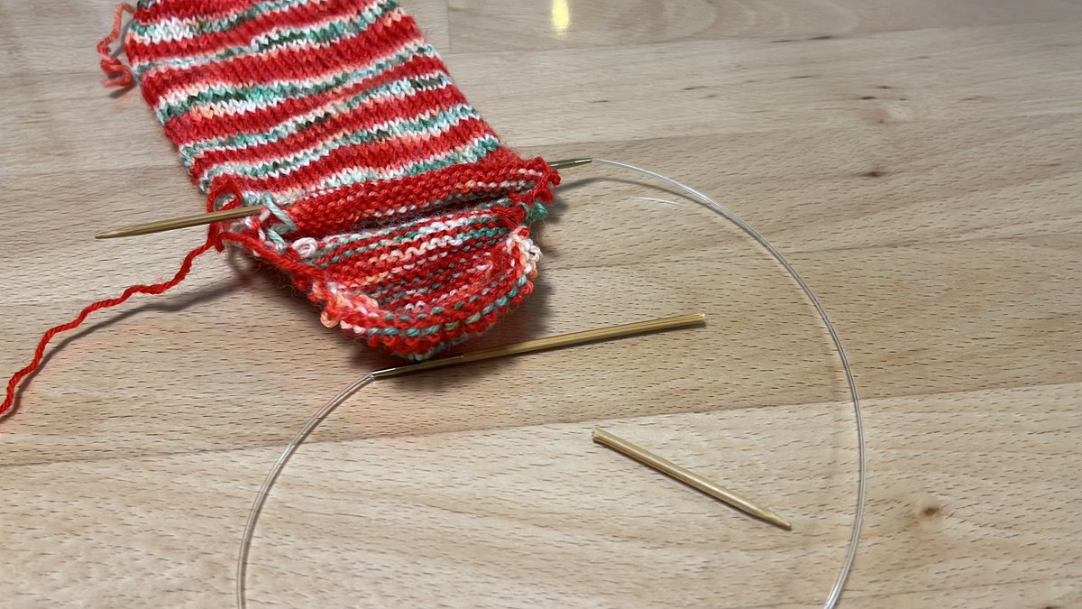 junko_knit's tweet photo. ねじり増し目しようと思って力入れたら1号輪針折れたわ…
すっげー悲しい… https://t.co/FO2KQIwhLG