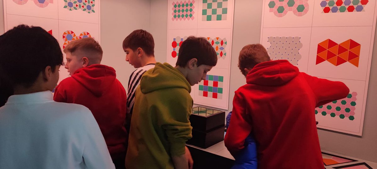 insmariustorres's tweet photo. L'alumnat de 2n d'ESO va visitar l'exposició «Miralls» al #CaixaForum de Lleida.
Durant el recorregut van poder conèixer diferents tipus de #miralls i la importància que hi té la llum, la física i les matemàtiques en la producció de les imatges d'un espill. #insmàriustorres https://t.co/IYQVnwWz6i