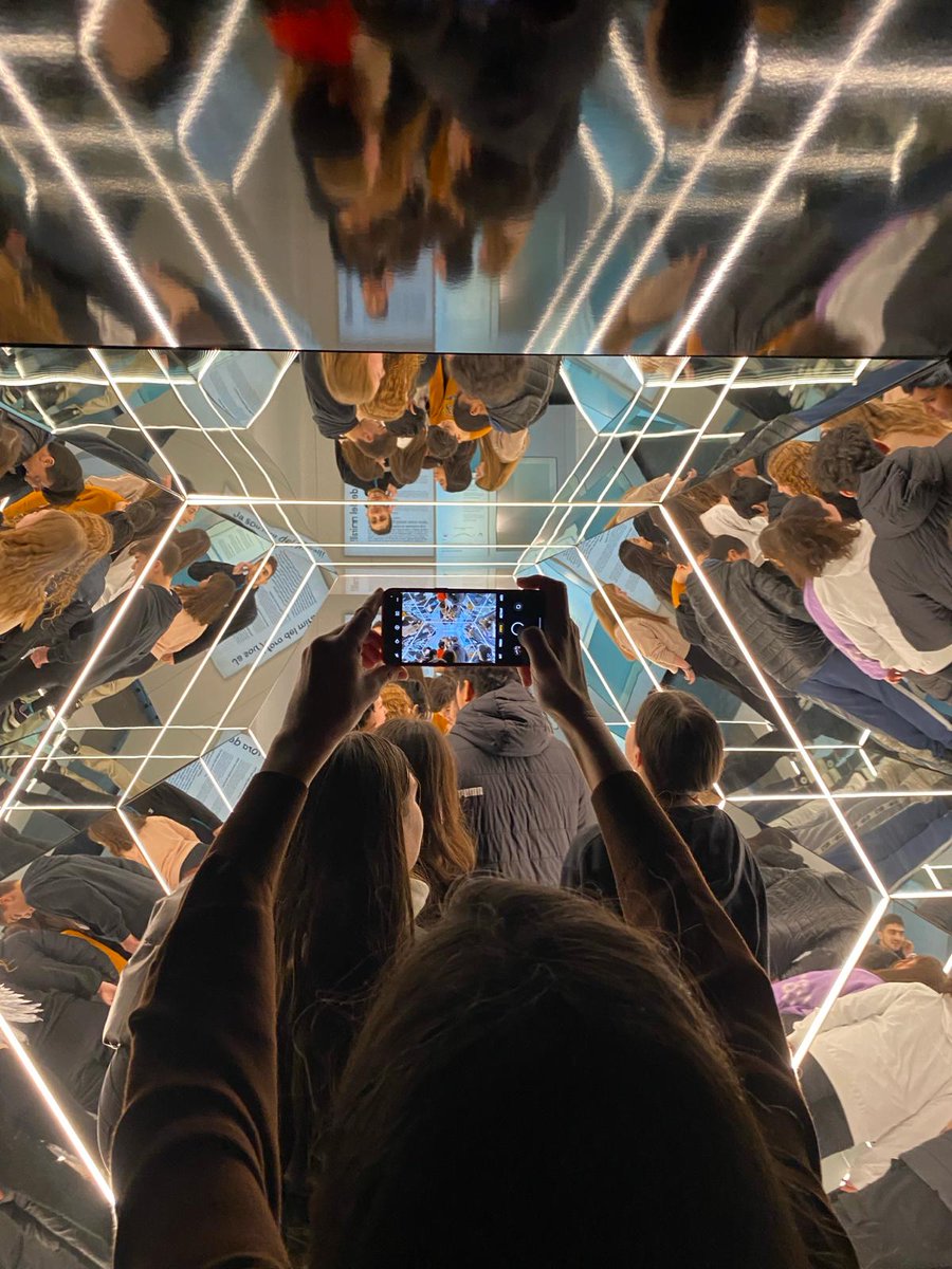 insmariustorres's tweet photo. L'alumnat de 2n d'ESO va visitar l'exposició «Miralls» al #CaixaForum de Lleida.
Durant el recorregut van poder conèixer diferents tipus de #miralls i la importància que hi té la llum, la física i les matemàtiques en la producció de les imatges d'un espill. #insmàriustorres https://t.co/IYQVnwWz6i