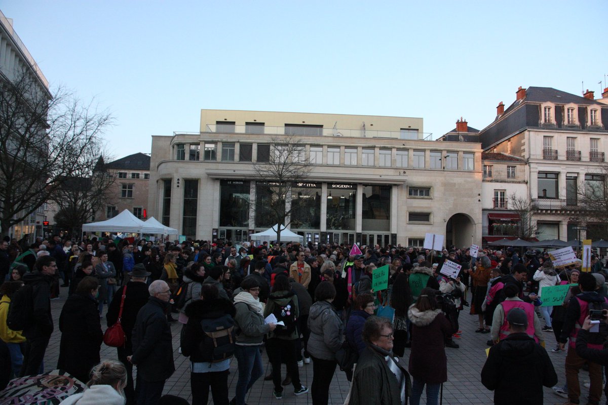 Hier soir nous étions présents au rassemblement de soutien aux centres socioculturels.
Présent pour défendre notamment la maison des projets, centre socioculturel qui subit l'effet ciseaux de la hausse de certains de ses coûts et la baisse de la subvention municipale.
#Buxerolles