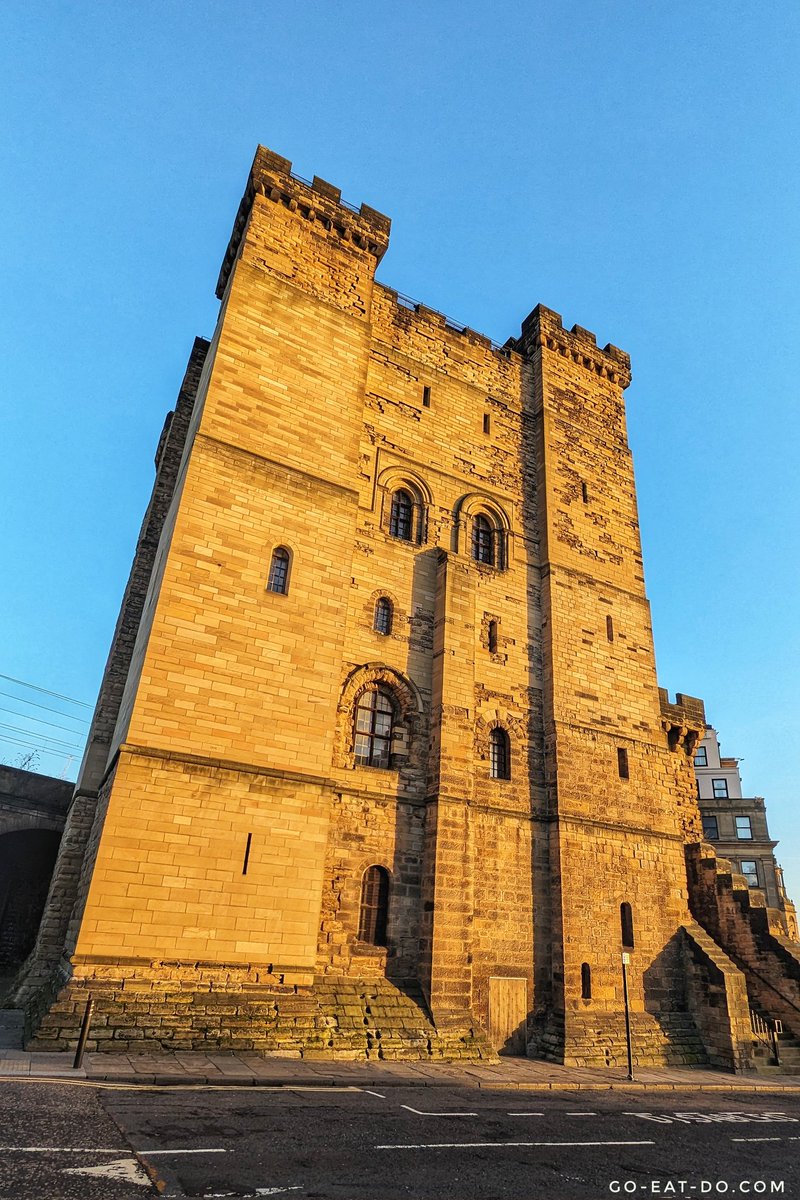 Newcastle Castle is looking particularly fine as February starts with sunshine and a blue sky. go-eat-do.com/2022/01/places… #goeatdo #newcastle #castles