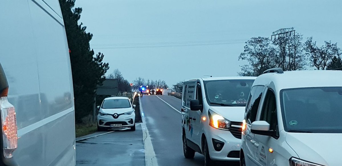 melly_katze's tweet photo. #Unternehmerproteste
#Bauernproteste
#Bürgerproteste
🚛🚜🚙01.02.2024 um #B181 Höhe #Gören/Günthersdorf - Sachsen-Anhalt
Beidseitige Sperrung der B181, Richtung #Leipzig und #Merseburg kein Durchkommen https://t.co/TAluN0nVze