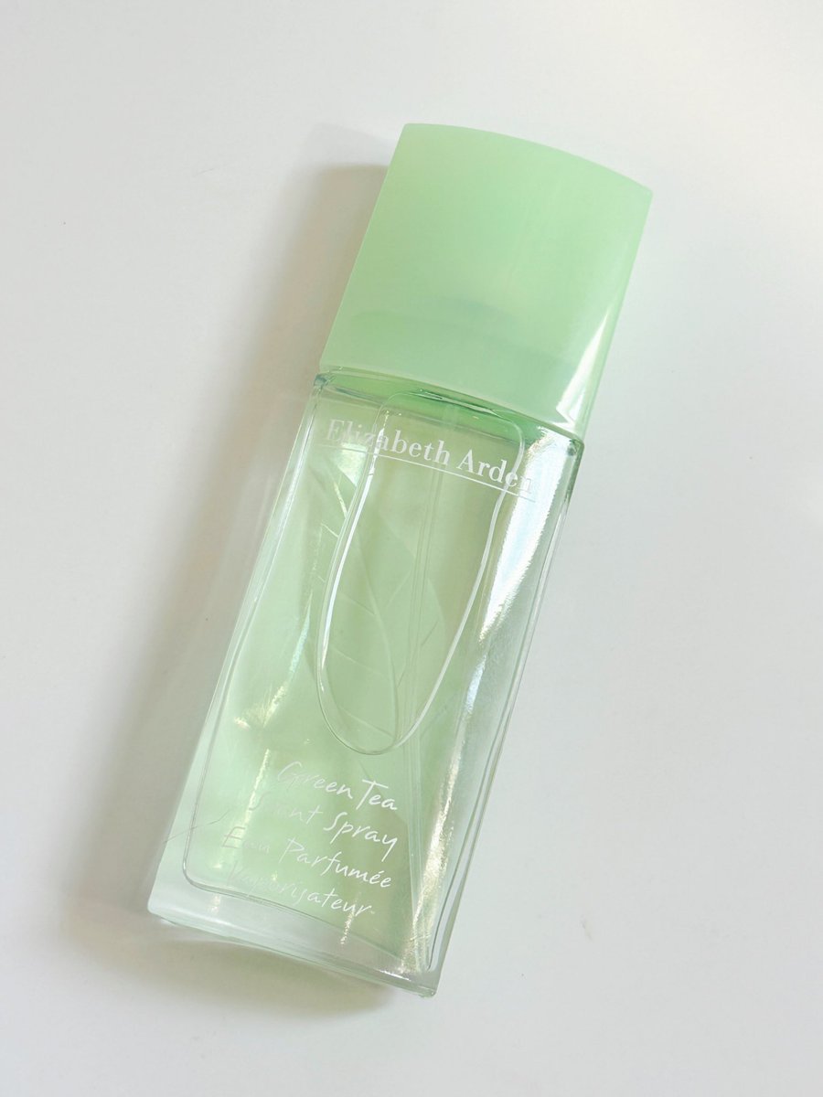 NavyO_O's tweet photo. น้ำหอมขวดล่าสุดเป็นของ elizabeth arden กลิ่น Green Tea เป็นกลิ่นที่ถึงกับชาเขียวจ๋าา เป็นกลิ่นสดชื่นๆ เบาๆ เหมือนมีความส้มอยู่นิดๆ กลิ่นสบายจมูกมาก ใครอยากให้กลิ่นฟุ้งๆลองฉีด 7 จุดแบบนี้รูปดูค่ะ ตัวหอมเลย https://t.co/SQwdYm2Lmi