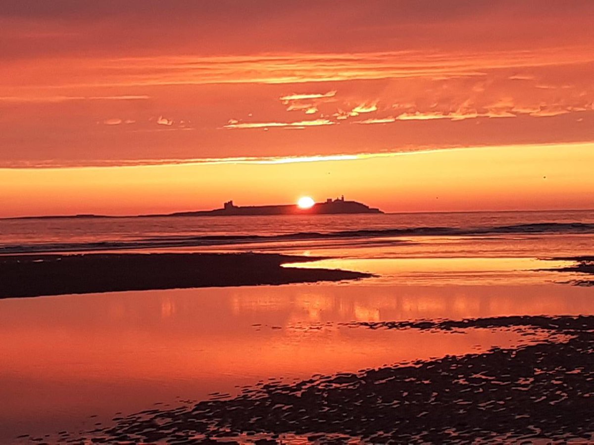 Hello February 🧡do you want your February mornings to look like this let me know if you want any info in Northumberland where to see great sunrises 🌅 like  📸from our photocompetition winner this week Steve McGregor. Have a    #February  #sunrise #Northumberland #farneislands