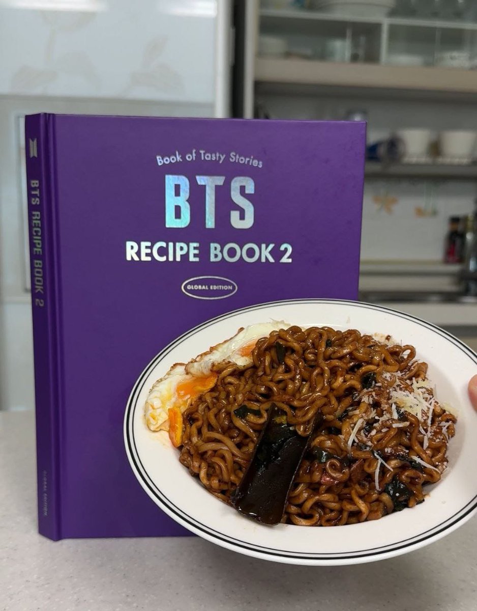 global_fan_base's tweet photo. [BTS | ℹ️] 

Cake X X update 💜

Today's lunch rec 🍜 
Do you remember #짜파구리 from IN THE SOOP BTS ver.?  

🎥Let's watch together while eating 

🖇️https://t.co/pMLyN7YiSl

#BTS #BAGTAN #RM #JIN #SUGA #JHOPE #JIMIN #V #JK https://t.co/zuT1K3Zt8a