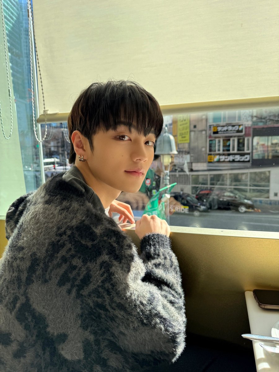 TIOT_NOW's tweet photo. [#우진]
일본에서 휴식시간에 건희형이랑✌🏻

#최우진 #CHOIWOOJIN
#TIOT #티아이오티 https://t.co/cmclYo0erT
