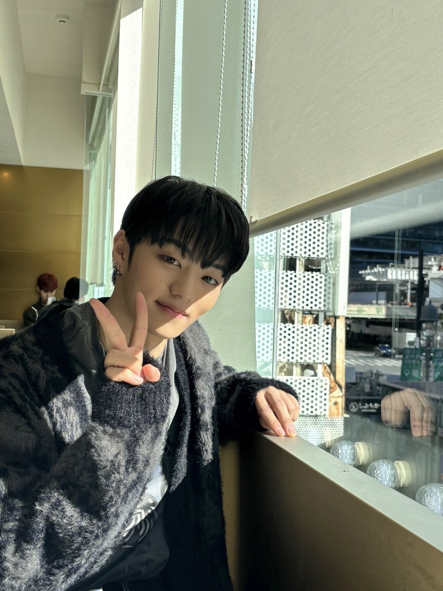 TIOT_NOW's tweet photo. [#우진]
일본에서 휴식시간에 건희형이랑✌🏻

#최우진 #CHOIWOOJIN
#TIOT #티아이오티 https://t.co/cmclYo0erT