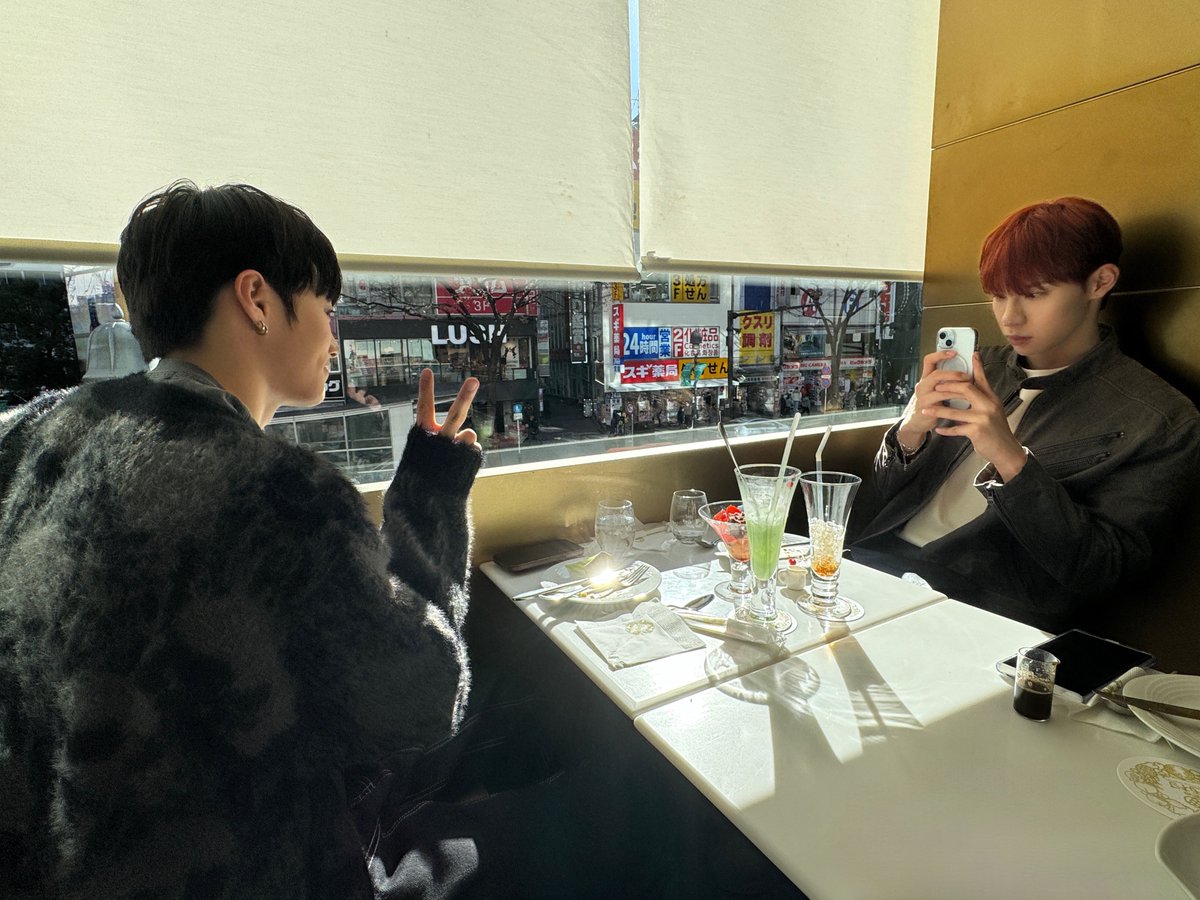 TIOT_NOW's tweet photo. [#우진]
일본에서 휴식시간에 건희형이랑✌🏻

#최우진 #CHOIWOOJIN
#TIOT #티아이오티 https://t.co/cmclYo0erT
