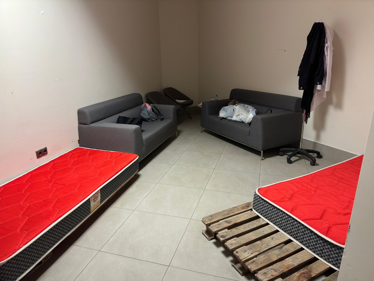 Tabip_Sen's tweet photo. Burası Adana Şehir Hastanesi Çocuk Acil hekimlerinin sözüm ona dinlenme odası! 

Rezaletten bile öte, skandal! 

Hekimler için böyle bir ortamı layık görebilen bir zihniyetten başka ne beklenebilir ki? 

Bize verdiğiniz kıymet bu mu? Sonra bizden insanüstü sağlık hizmeti bekliyorsunuz öyle mi?

Burası dinlenme odasından ziyade çökmüş sağlık sistemimizin bir tezahürüdür.

Bu görüntünün sorumluları bir an önce hesap vermeli ve bu utanç tablosu acilen ortadan kalkmalıdır. 

Tabip-Sen olarak bu olayın çözümünün en yakın takipçisi olacağız!

@saglikbakanligi @drfahrettinkoca @adanasehireah @volkanharput