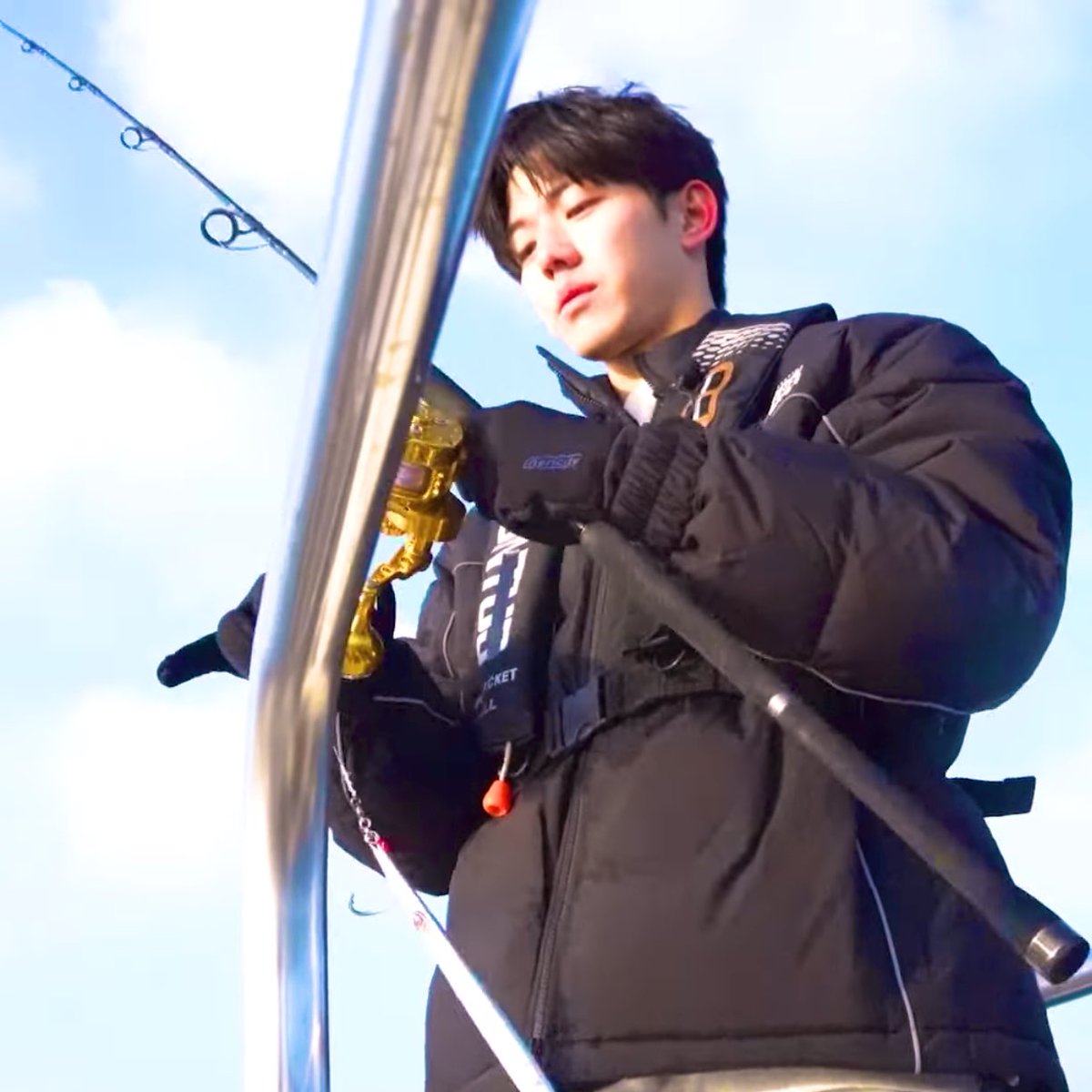 gangdo0825's tweet photo. 원래도 잘생겼는데
낚시하니까 뭔 강돈원이되 ;; https://t.co/KB5YFhCqW5