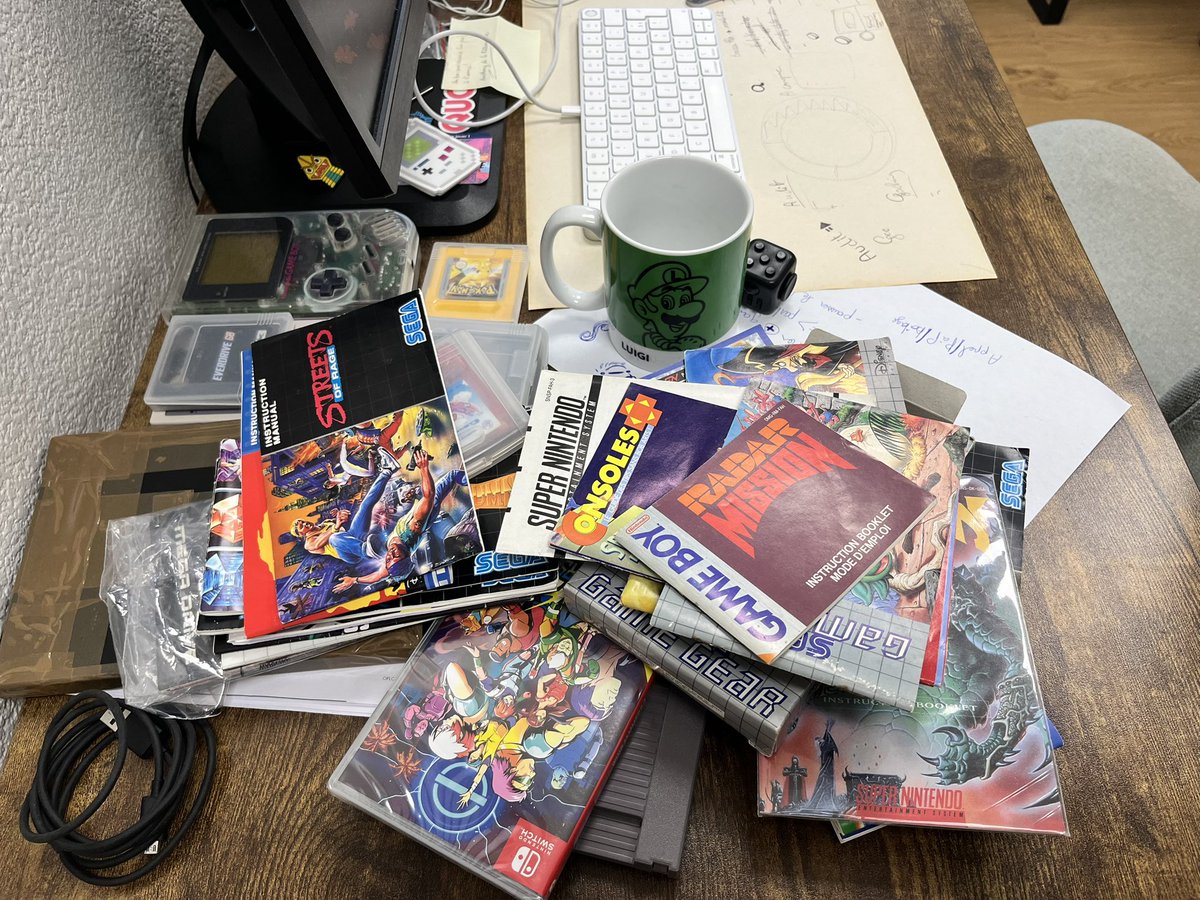 NotipixFr's tweet photo. Je crois qu’il faudrait soit que je range mon bureau, soit que j’avance cette grosse pile de notices à scanner 😬
#retrogaming #envrac https://t.co/zdM4sqFojY