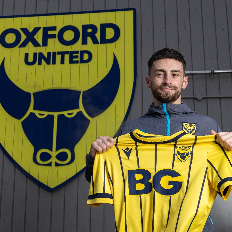 OUFCOfficial's tweet photo. Oxford United are pleased to announce the signing of Owen Dale who joins the club from Blackpool on a permanent deal for an undisclosed fee. 🤝

🟡🔵 #OUFC | #COYY