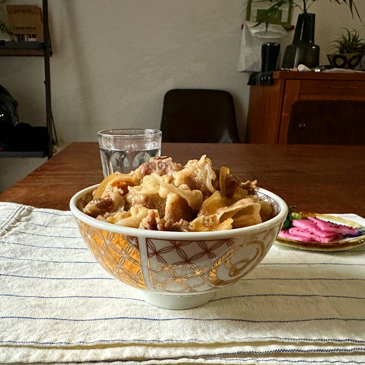 syunkon0507's tweet photo. 次の本に入れるこのレシピがあまりに美味しくできたから紹介させて。レンジで作れる豚丼の具なんですけど、冷凍庫でガチガチのお肉を解凍せず使えてほんまに助かります。コンソメ＋だしの素？って思われそうやけどこれでお店の味になる。牛肉で作ればまさにあの牛丼。

疲れてる方に届けば嬉しいです！ https://t.co/6Eoh6Uak3d