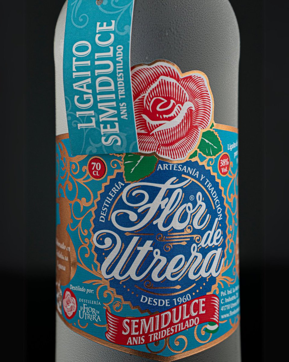 FlordeUtrera's tweet image. Una vista más de cerca de nuestro #AnísSemildulce, nuestro anís tridestilado. Además de cuidar todo el proceso de nuestros productos nos encanta cuidar detalles como las etiquetas de las botellas que nos tienen 😍
