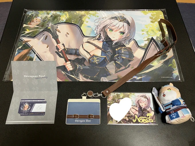 ノエル団長の活動4周年記念グッズが届きました～!!!!かっこいい団長のラバーマット!とっても大きい!鎧団員さん凛々しいですねカードホルダーはベルトのところの質感がとてもしっかりしていて金具部分もちゃんと作られていて驚きました!#ノエル団長届いたよ 
