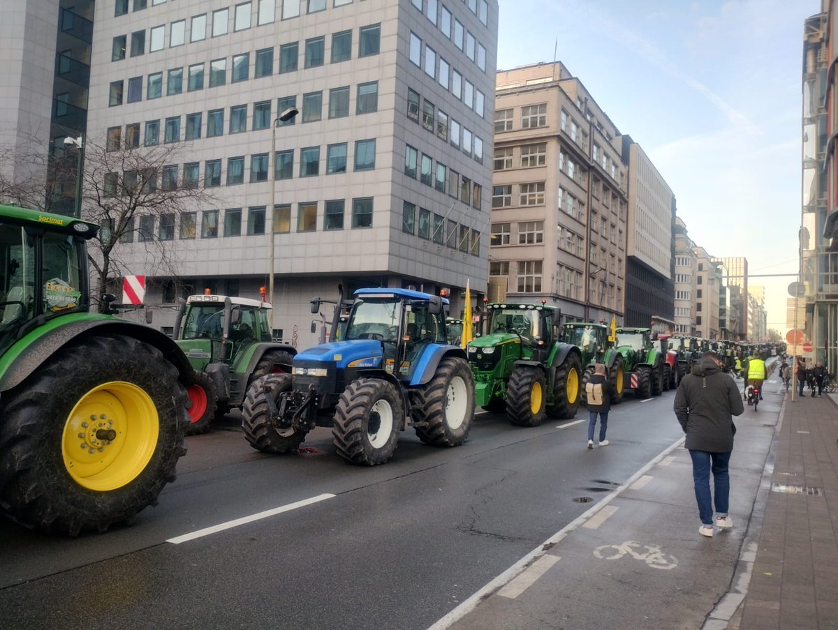 fugea's tweet photo. 💥 Action FUGEA x @ECVC1 à Bruxelles ce jeudi !

Pour dénoncer les incohérences des politiques 🇪🇺 et exiger des actes forts #StopUEMercosur #Régulation #PrixJustes

Les tracteurs sont arrivés https://t.co/CQsGi4MflH