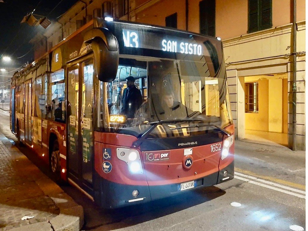 comunebologna's tweet photo. 🌃 Arrivano le notti bianche dei #bus!
🚌 Le linee N diventano gratuite la prima notte tra sabato e domenica di ogni mese.
🌛 Si parte la notte tra il 3 e il 4 febbraio in occasione di Art City White Night.
Leggi 👉 https://t.co/VeXgr3g8OD #Bologna https://t.co/l8ayVdp3U7