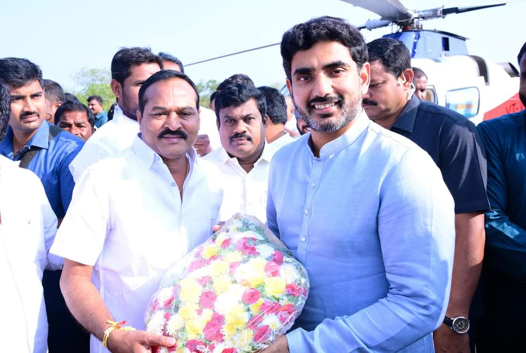 GowruvenkatTDP's tweet photo. ఈరోజు శ్రీశైలం లో శ్రీ బ్రమరాంభ మల్లికార్జున స్వామి వారి దర్శనానికి విచ్చేసిన టీడీపీ జాతీయ ప్రధాన కార్యదర్శి @naralokesh గారికి సున్నిపెంట హెలిప్యాడ్ దగ్గర  పుష్ప గుచ్ఛం ఇచ్చి స్వాగతం పలకడం జరిగింది...
#GowruVenkataReddy
#nandikotkurtdpincharge 
#Srisailam https://t.co/5y8CENIWjp