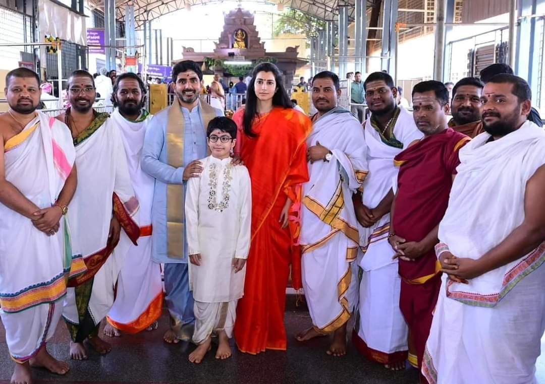 GowruvenkatTDP's tweet photo. ఈరోజు శ్రీశైలం లో శ్రీ బ్రమరాంభ మల్లికార్జున స్వామి వారి దర్శనానికి విచ్చేసిన టీడీపీ జాతీయ ప్రధాన కార్యదర్శి @naralokesh గారికి సున్నిపెంట హెలిప్యాడ్ దగ్గర  పుష్ప గుచ్ఛం ఇచ్చి స్వాగతం పలకడం జరిగింది...
#GowruVenkataReddy
#nandikotkurtdpincharge 
#Srisailam https://t.co/5y8CENIWjp