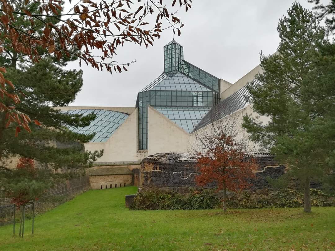 skymanuelima's tweet photo. O Museu de Arte Moderna do Grão-Duque Jean, abreviado para Mudam, é um museu de arte moderna na cidade de Luxemburgo. #museu #MUDAM #ArteModerna #Grão_DuqueJean #ForteThüngen #Kirchberg #Luxemburgo #travelphotography #viagens #FotógrafoAmador https://t.co/9l3ZdPtDux