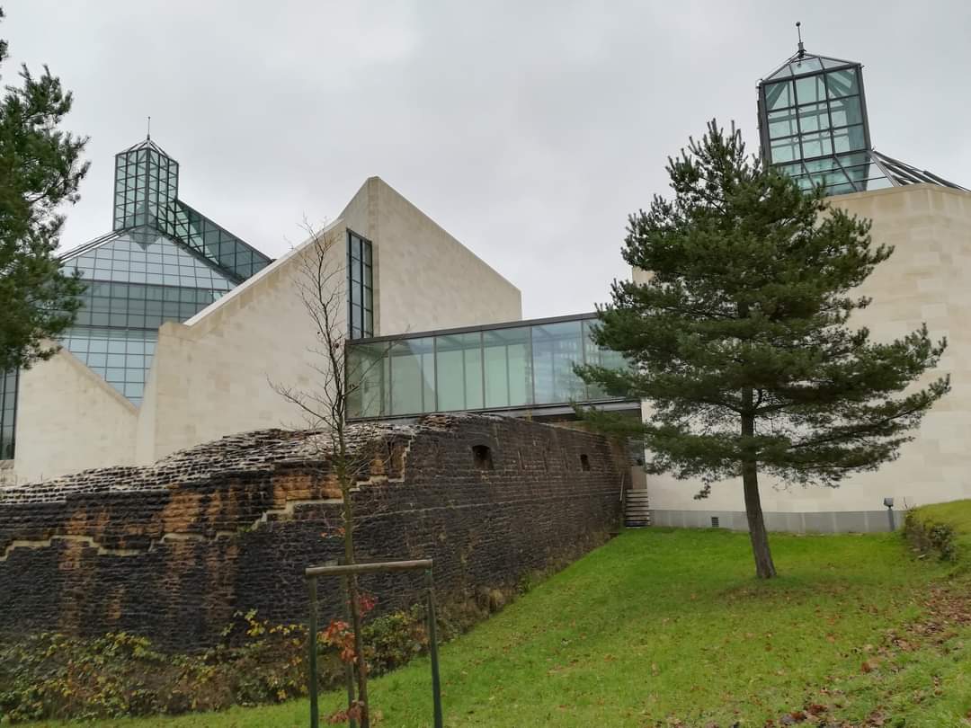 skymanuelima's tweet photo. O Museu de Arte Moderna do Grão-Duque Jean, abreviado para Mudam, é um museu de arte moderna na cidade de Luxemburgo. #museu #MUDAM #ArteModerna #Grão_DuqueJean #ForteThüngen #Kirchberg #Luxemburgo #travelphotography #viagens #FotógrafoAmador https://t.co/9l3ZdPtDux