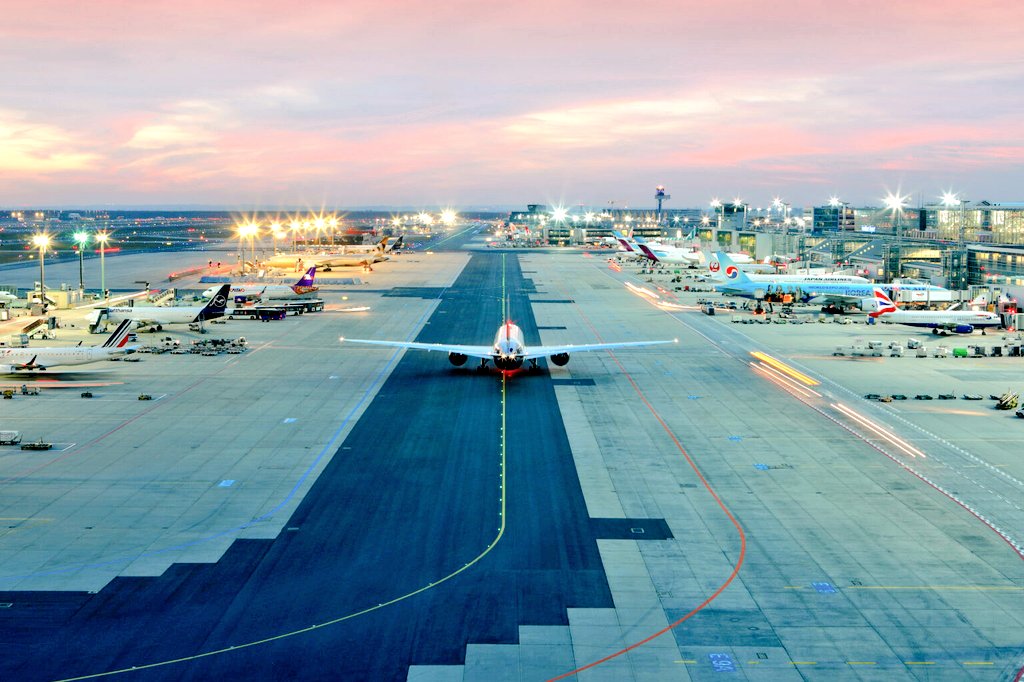 AviationAgency's tweet photo. ACUM Grevă pe aeroporturile din #Germania. #TAROM anulează zborul spre Frankfurt. Greva personalului de securitate de la sol afectează 11 aeroporturi. Se estimează că în jur de 200.000 de pasageri vor avea astăzi planurile date peste cap.  https://t.co/CY4pGNALpi https://t.co/9xOEDwHWtx